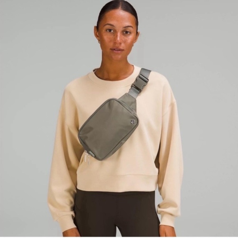 Lululemon Everywhere Belt Bag Large Size Sage color
